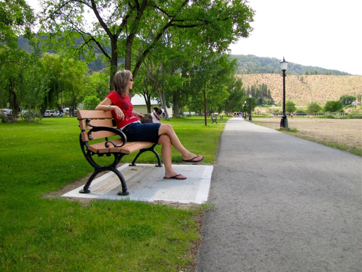 Rock Island Outdoor Park Bench | Recycled Plastic (Length: 4 feet, Mounting  Options: Free-Standing (Standard), Color Options: Brown RP, Arm Rest: Yes)